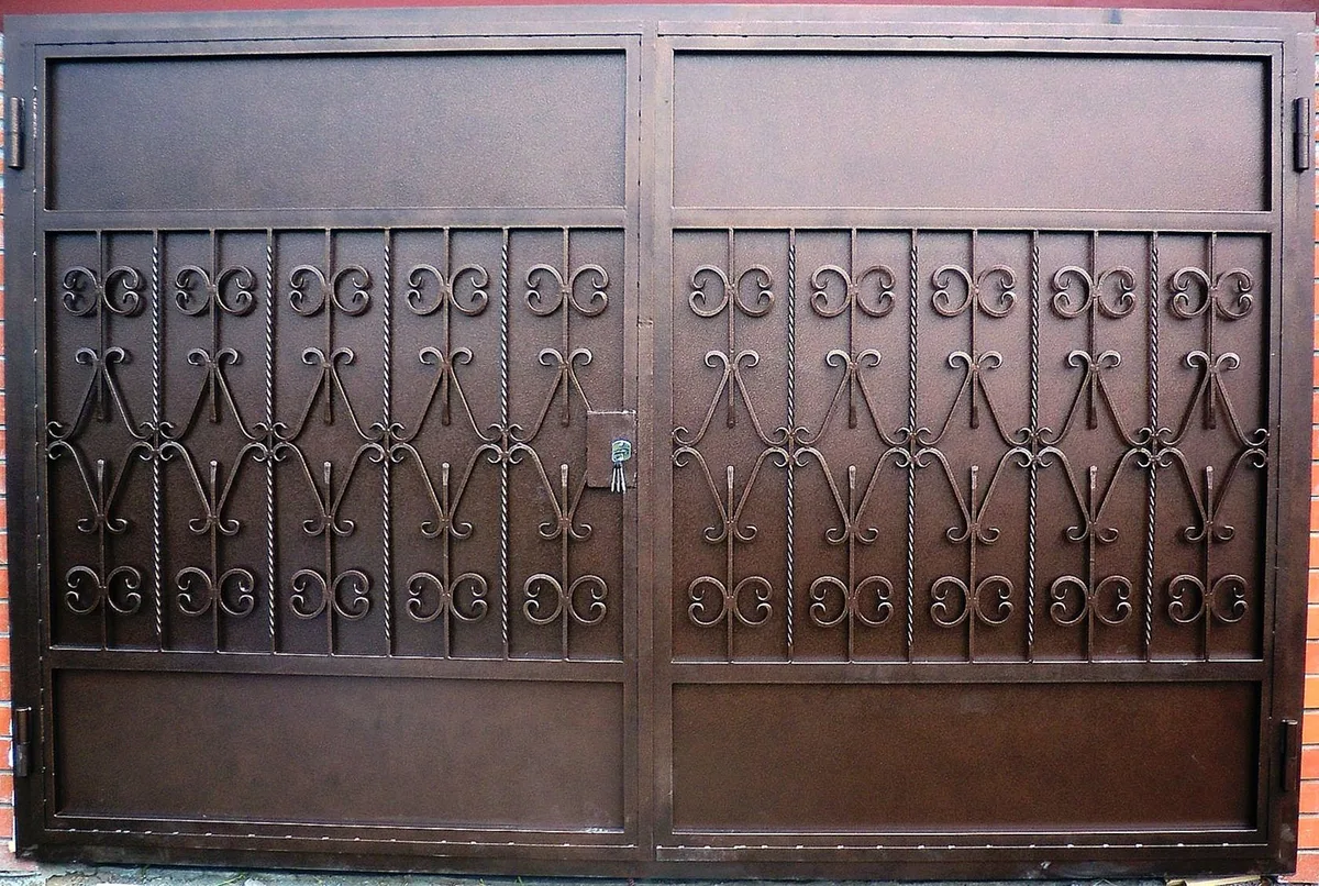 Распашные ворота Распашные ворота с ковкой CM-17 - внешняя сторона